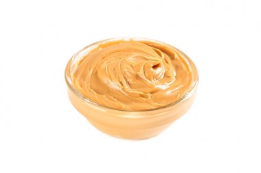 Beyaz arka planda izole cam kase krem fıstık ezmesi.