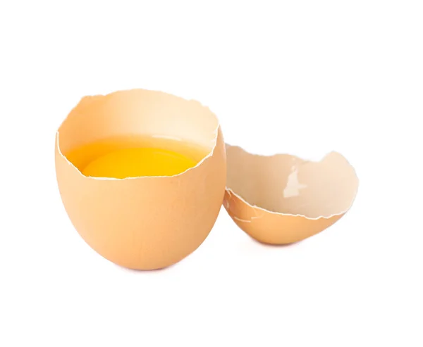 Beyaz arka planda izole sarısı ile yarım kırık yumurta — Stok fotoğraf