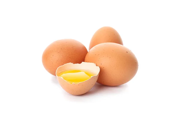 Hönsägg och halvt brutet ägg med äggula isolerade på vit ba — Stockfoto