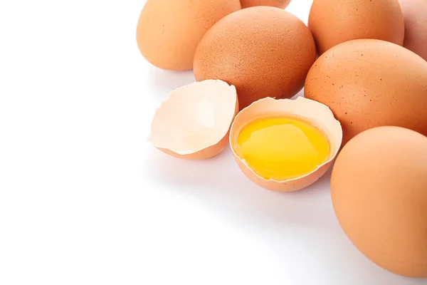 Huevos de pollo y medio huevo partido con yema aislada en ba blanca — Foto de Stock