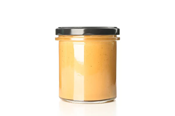 Сливочное арахисовое масло в стеклянной банке на белом фоне . — стоковое фото