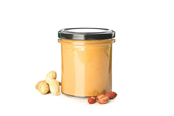 Сливочное арахисовое масло в стеклянной банке и арахис изолированы на белом Б — стоковое фото