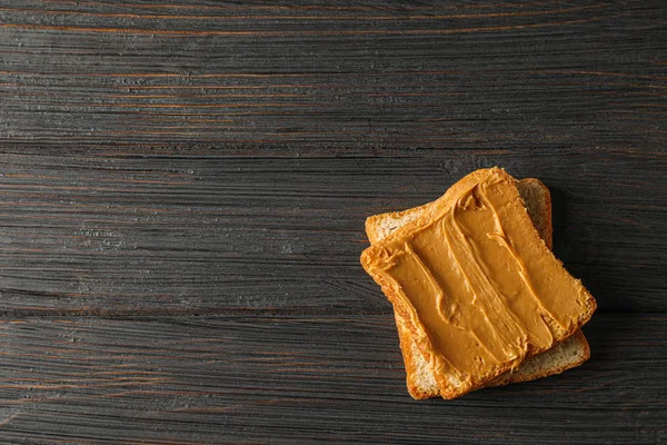 Erdnussbutter-Sandwich auf Holzboden, Platz für Text und — Stockfoto