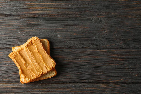 Mogyoróvaj szendvics a fából készült háttér, hely a szöveg és — Stock Fotó