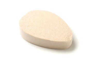 Beyaz arka planda izole edilmiş hafif banyo süngeri