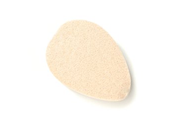 Beyaz arka planda izole edilmiş hafif banyo süngeri