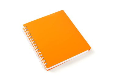 Beyaz arka planda yalıtılmış metin alanı olan turuncu not defteri