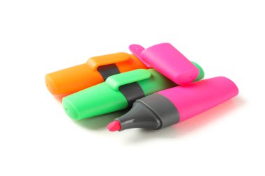 Beyaz arka planda yalıtılmış renkli ofis vurgulayıcıları