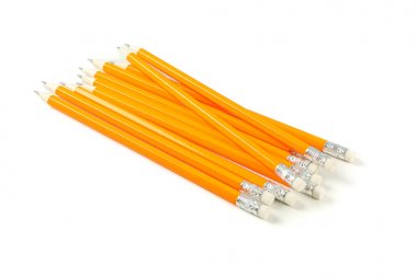 Birçok kalem beyaz arka plan üzerinde izole. Kırtasiye