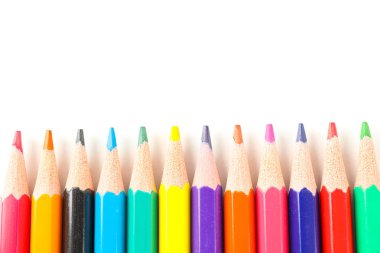 Beyaz arka plan üzerinde izole birçok renkli kalemler