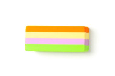 Beyaz arka planda yalıtılmış çok renkli silgi, üst görünüm