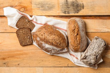 Ahşap arka plan üzerinde fırın ürünleri ile düz döşeme kompozisyon, 