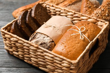 Ahşap arka plan üzerinde saman sepeti içinde Fırın ürünleri, closeup bir