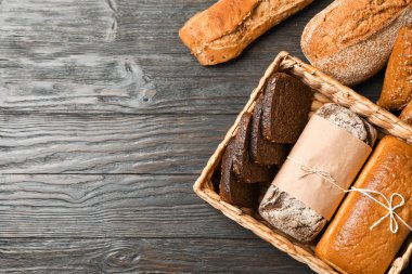 Ahşap arka plan üzerinde fırın ürünleri ile düz döşeme kompozisyon, 