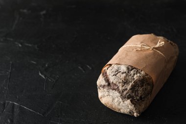 Siyah arka planda çavdar ekmeği, metin ve yakın çekim alanı