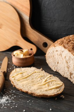 Kesme tahtaları, ekmek, tuz, bıçak ve tereyağı ahşap masa ag