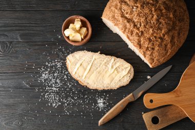 Kesme tahtaları, ekmek, tuz, bıçak ve tereyağı ahşap backgrou