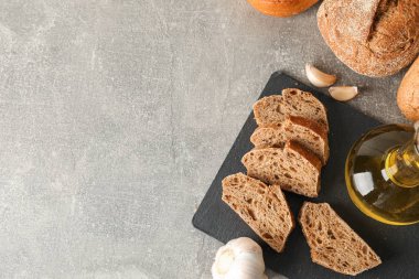 Fırın ürünleri, sarımsak ve zeytinyağı ile kompozisyon gri b