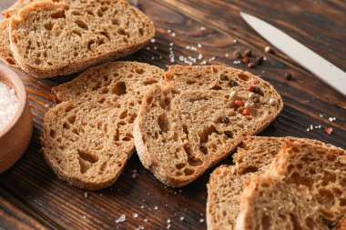 Ahşap backgrou taze pişmiş ekmek ile Düz yatıyordu kompozisyon