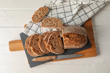 Ekmek, bıçak, mutfak havlusu ve kesme tahtası ile kompozisyon o