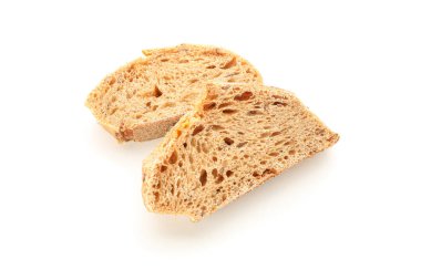 Beyaz arka planda izole edilmiş buğday ekmeği parçaları. Fırın ürünleri