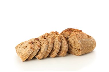 Dilimlenmiş ekmek beyaz arka plan üzerinde izole. Fırın ürünleri