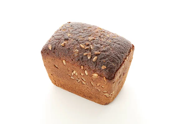 Ржаной хлеб изолирован на белом фоне. Пекарные изделия — стоковое фото