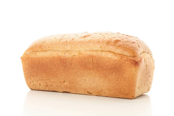 Bílý pšeničný chléb izolovaný na bílém pozadí. Pekařské výrobky — Stock fotografie