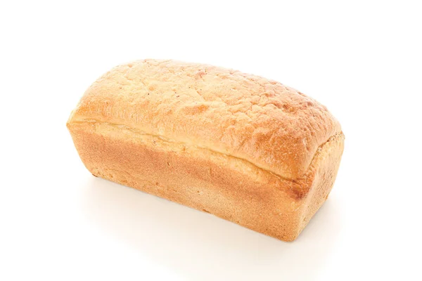 Pão de trigo branco isolado sobre fundo branco. Produtos de padaria — Fotografia de Stock