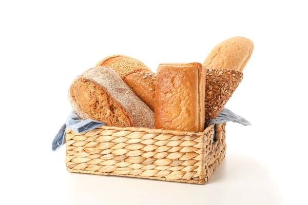 Produtos de padaria em cesta de palha isolada sobre fundo branco — Fotografia de Stock