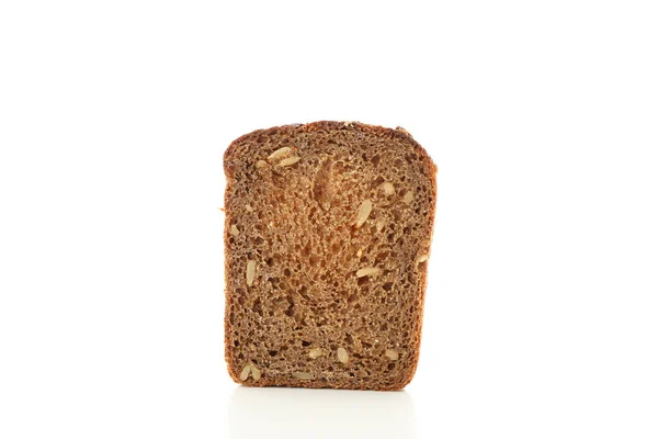 Pedaço de pão de centeio isolado sobre fundo branco. Produtos de padaria — Fotografia de Stock