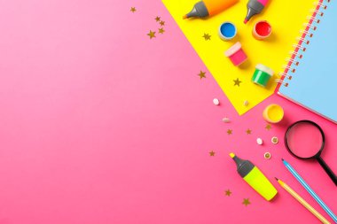 İki ton arka plan üzerinde okul malzemeleri ile düz yatıyordu kompozisyon