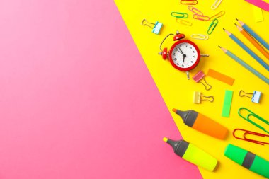 İki ton arka plan üzerinde okul malzemeleri ile düz yatıyordu kompozisyon