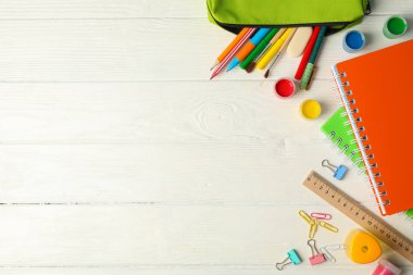 Beyaz ahşap backgr üzerinde okul malzemeleri ile Düz yatıyordu kompozisyon