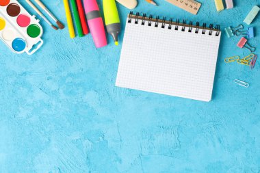 Renk arka plan üzerinde okul malzemeleri ile düz yatıyordu kompozisyon, s