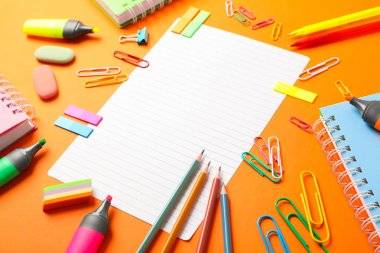 Renk arka plan, alan üzerinde okul malzemeleri ile Kompozisyon 