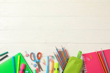 Beyaz ahşap backgr üzerinde okul malzemeleri ile Düz yatıyordu kompozisyon