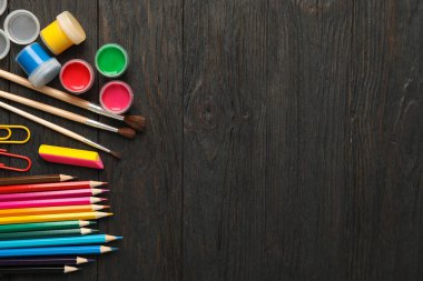 Ahşap arka plan üzerinde okul malzemeleri ile Düz yatıyordu kompozisyon, 