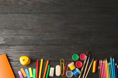 Ahşap arka plan üzerinde okul malzemeleri ile Düz yatıyordu kompozisyon, 