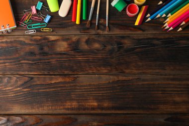 Ahşap arka plan üzerinde okul malzemeleri ile Düz yatıyordu kompozisyon, 