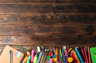 Ahşap arka plan üzerinde okul malzemeleri ile Düz yatıyordu kompozisyon, 