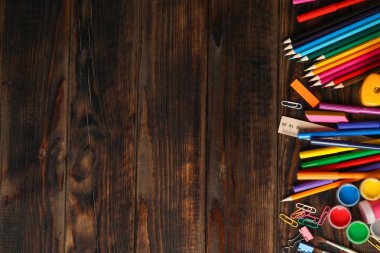 Ahşap arka plan üzerinde okul malzemeleri ile Düz yatıyordu kompozisyon, 