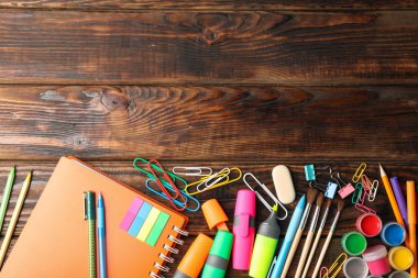 Ahşap arka plan üzerinde okul malzemeleri ile Düz yatıyordu kompozisyon, 