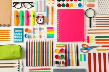 Beyaz ahşap backgr üzerinde okul malzemeleri ile Düz yatıyordu kompozisyon