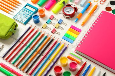 Beyaz ahşap backgr üzerinde okul malzemeleri ile Düz yatıyordu kompozisyon