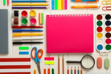 Beyaz ahşap backgr üzerinde okul malzemeleri ile Düz yatıyordu kompozisyon