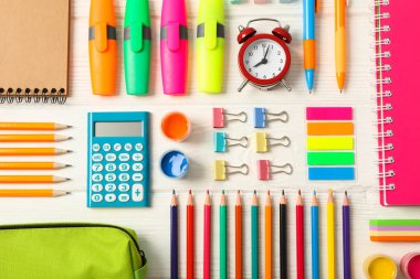 Beyaz ahşap backgr üzerinde okul malzemeleri ile Düz yatıyordu kompozisyon