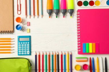 Ahşap arka plan üzerinde okul malzemeleri ile Düz yatıyordu kompozisyon, 