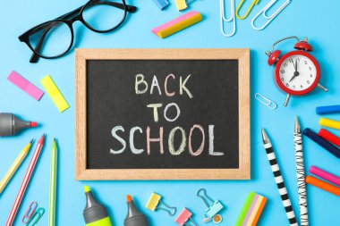 Okul malzemeleri ve okula geri yazıt ile kompozisyon 