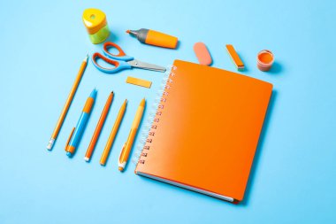 Renk arka plan üzerinde okul malzemeleri ile düz yatıyordu kompozisyon, s